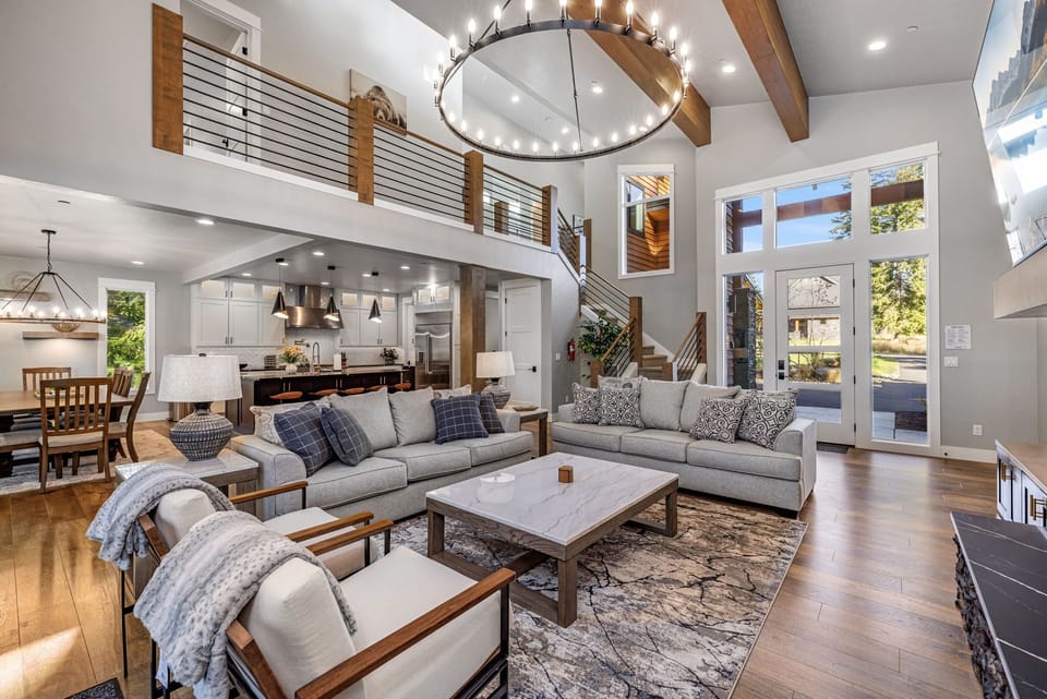Vaulted Living Room – Open Concept for Seamless Group Connection