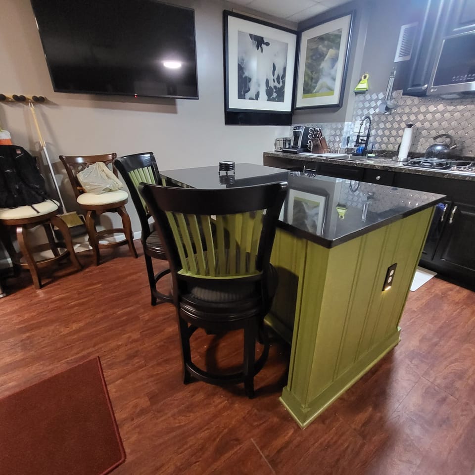 Kitchen seating area