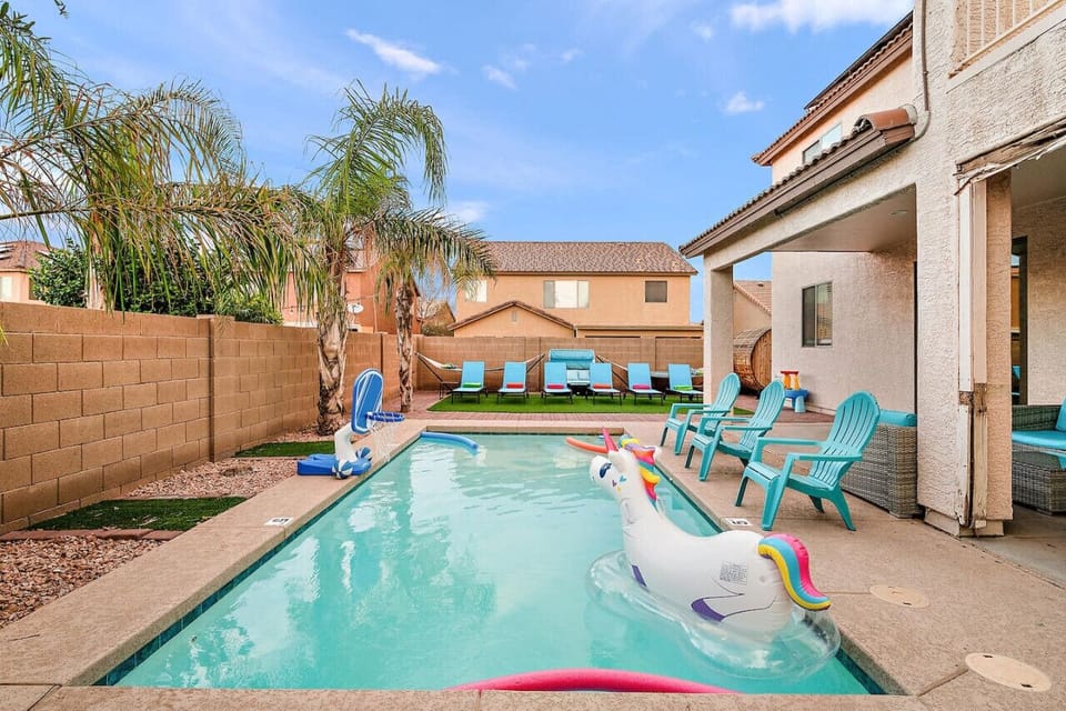 🏊 Private backyard oasis featuring a heated pool, hot tub, outdoor lounge seating, and sunny Arizona vibes — perfect for relaxing days and memorable evenings.