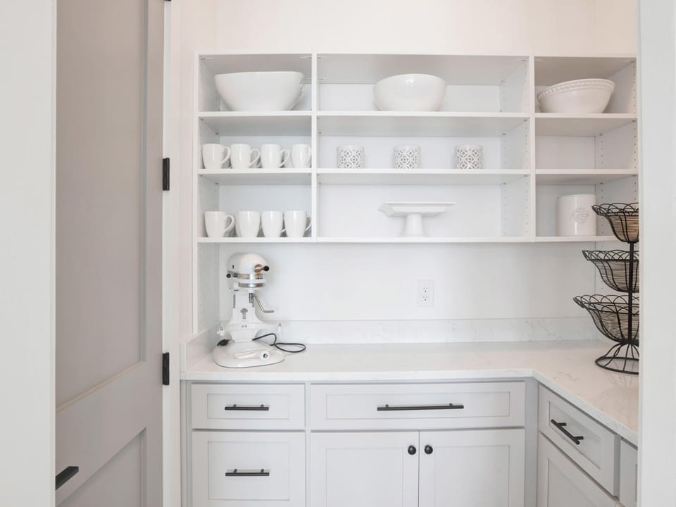 Kitchen - Butler's Pantry w. Luxury Touches