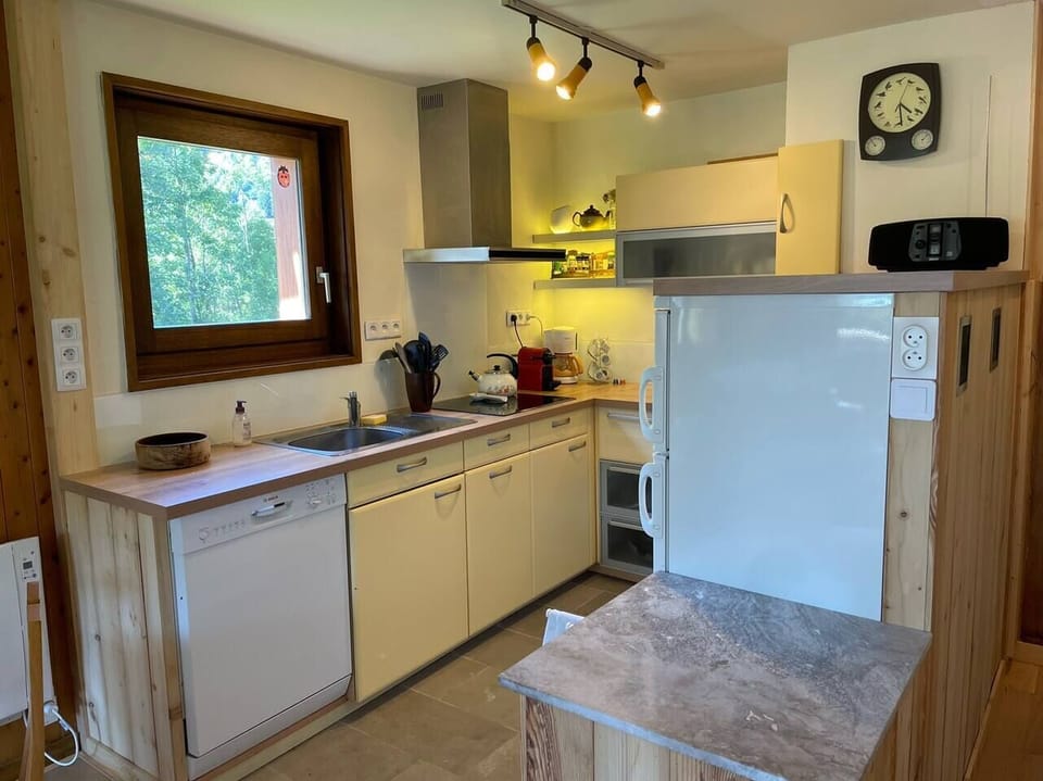 ★ Local Cuisine & Home cooking ★ The Village of Praz-sur-Arly offers outstanding dining options but our kitchen is fully equipped if you want to showcase your chef skills.