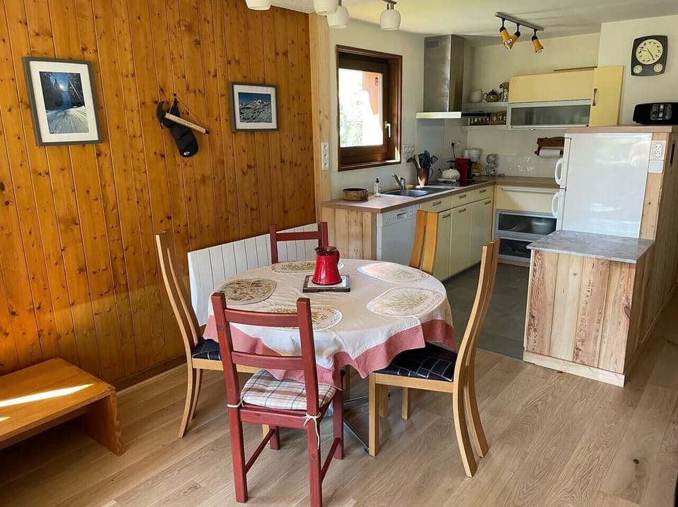 ★ Convenient & Thoughtful★ Designed and furnished with convenience in mind, the dining area provides comfortable sitting for 5.