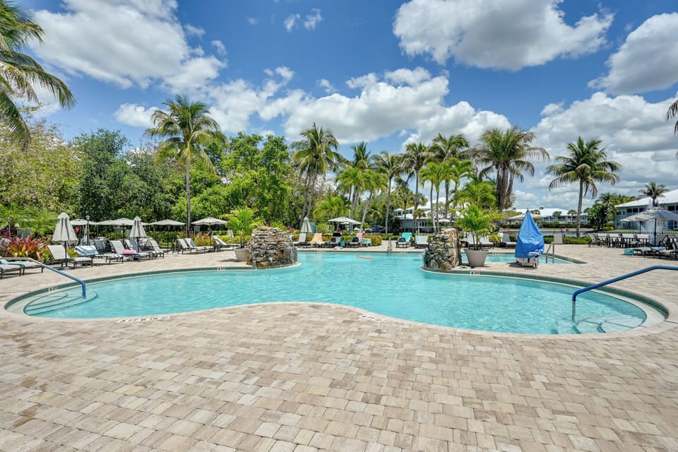 GreenLinks Golf Villas at Lely Resort | Community Pool