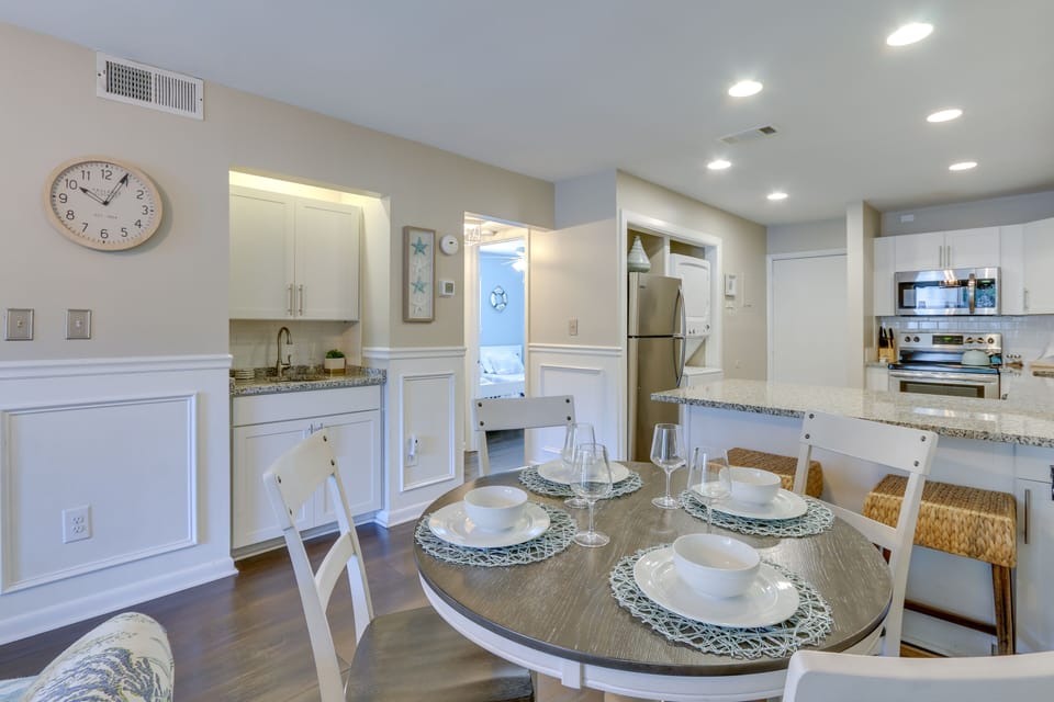 Dining Area | Dishes & Flatware Provided