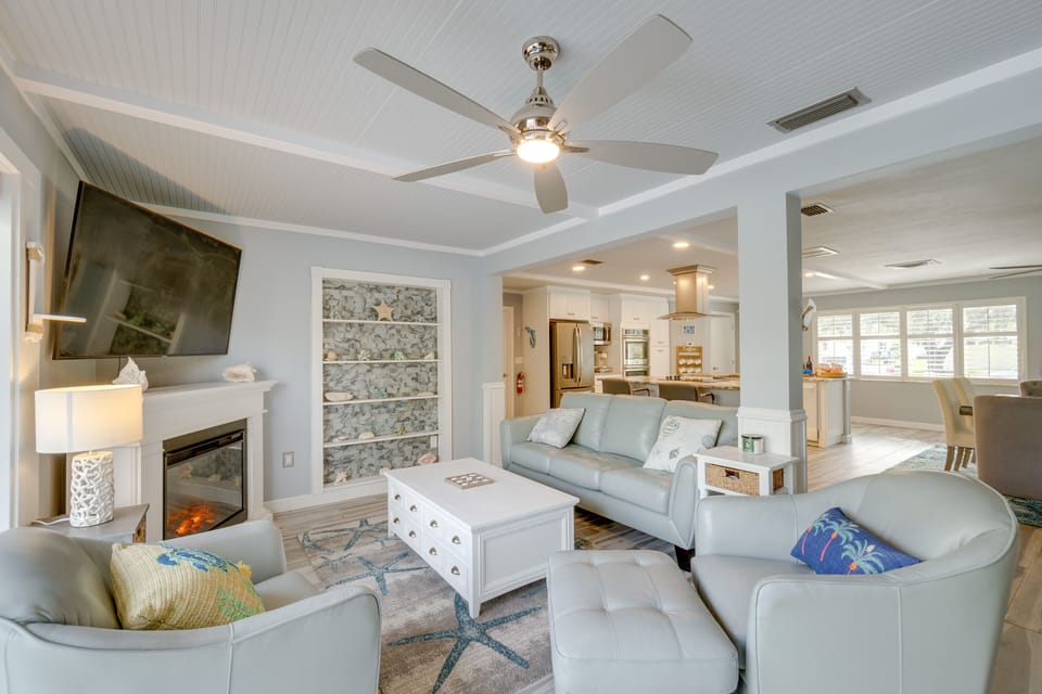 Living Room | Fireplace | Smart TV | Open Floor Plan | Central A/C & Heating