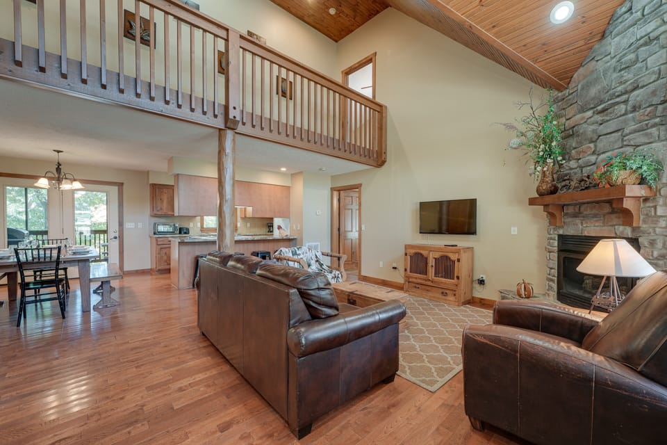 Living Room | Flat-Screen TV | Fireplace (Temporarily Unavailable)