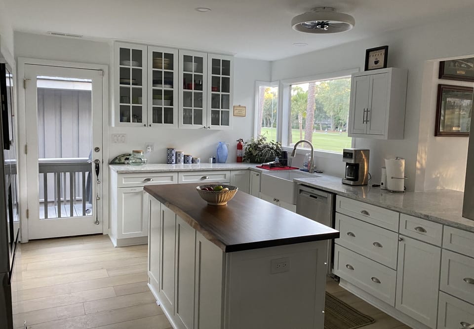 Large / open kitchen (door to grill/deck)