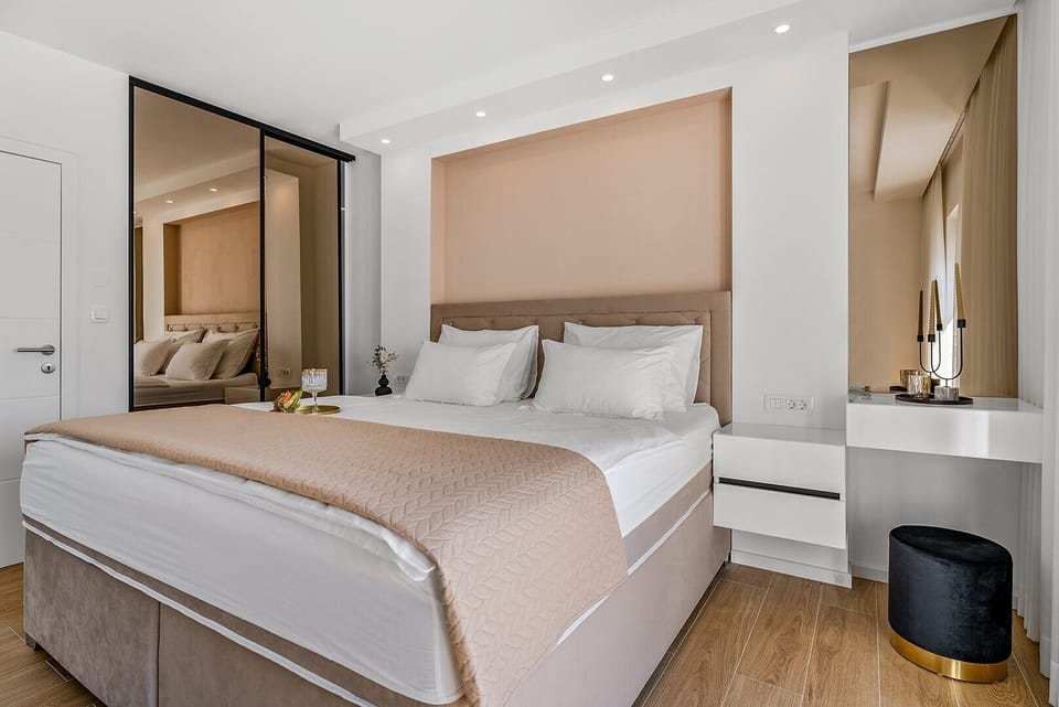 Bedroom NO4 with glass door toward the sun deck and the pool area
