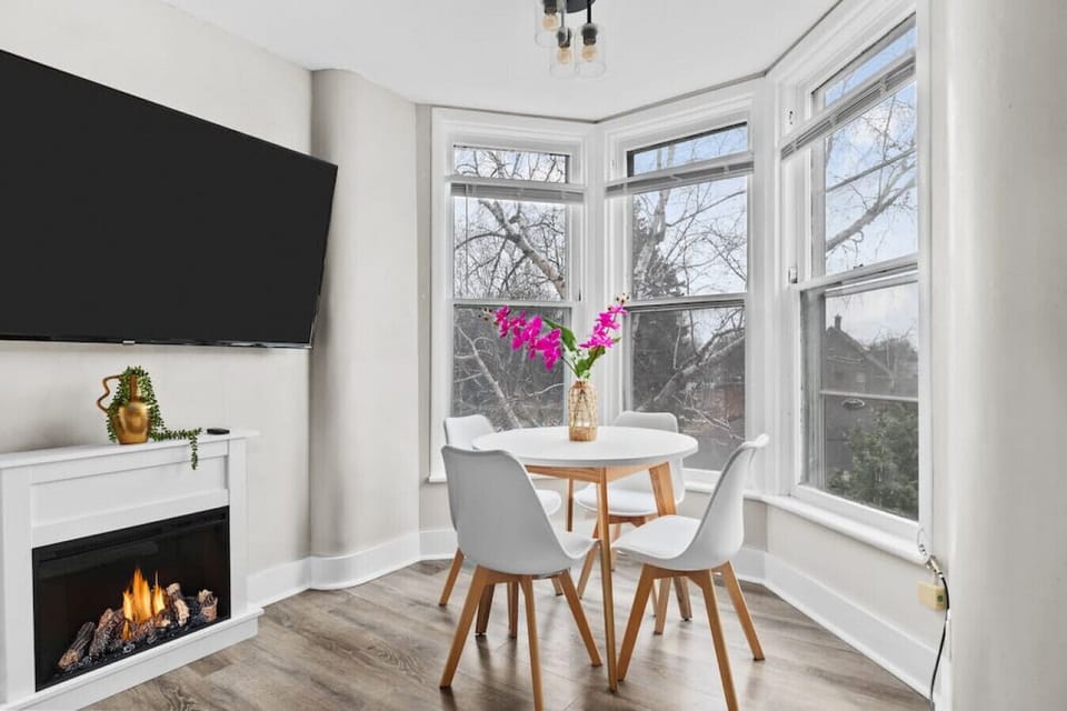 All set for a sit-down meal, and the perfect space to enjoy your morning coffee!