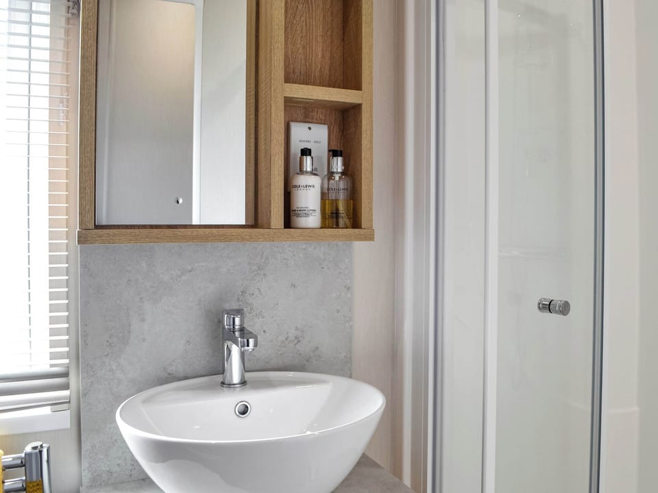 Bathroom | Gill Bay - Bonnie Escapes, Southerness