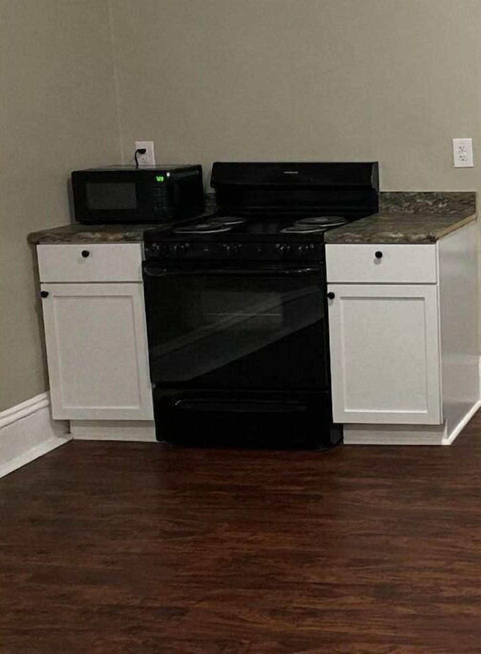 Club Calloway kitchen - microwave, stove top, and oven