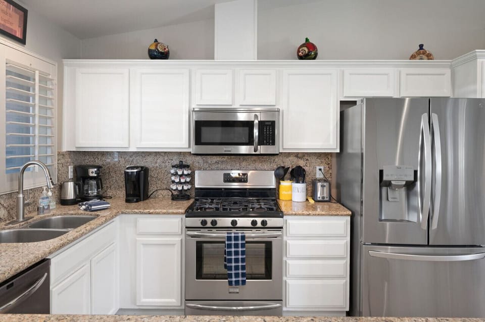 Clean, modern kitchen w/ stainless appliances & plenty of counter space