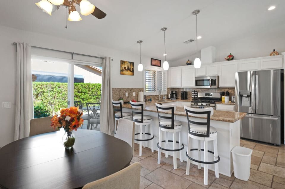 Bright kitchen & dining space w/ backyard access, great for indoor-outdoor flow
