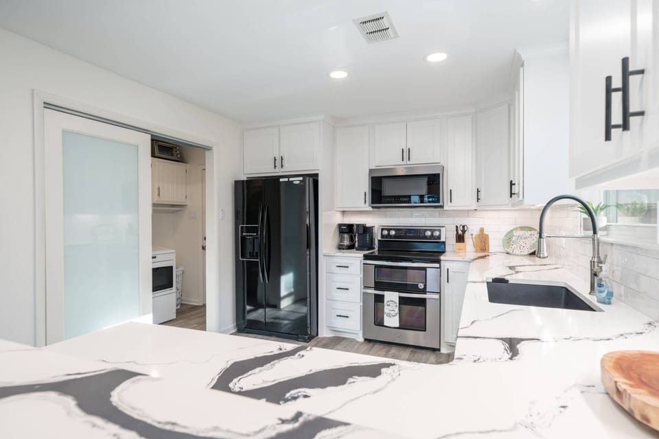 Beautiful Open Concept Kitchen I Stainless Steel Appliances I With Attached Laundry Room