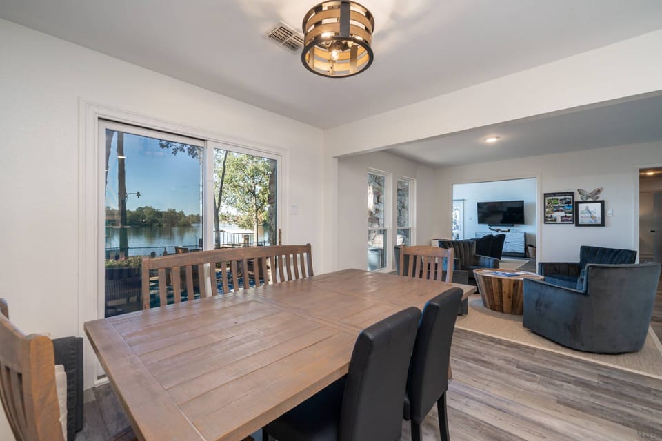 Dining Room I Seats 6 Comfortably