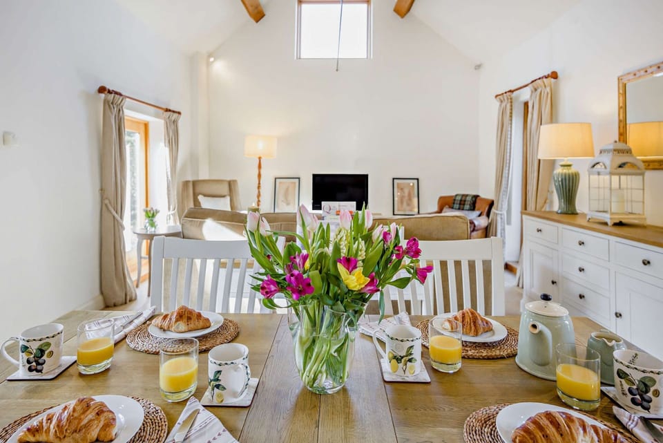 The Byres Dining Area - StayCotswold