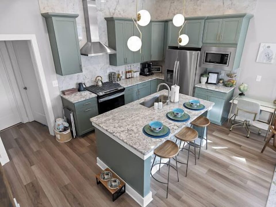 Spacious and stylish kitchen, fully equipped for your culinary adventures, featuring modern appliances and a cozy breakfast bar – perfect for enjoying your morning coffee or sharing a meal with loved ones.