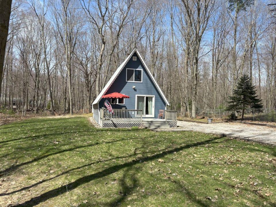 Big yard, sunny deck!