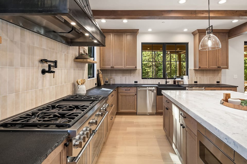 Kings Landing: - 6 burner gas cooktop, oven, and warming oven.