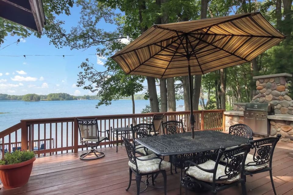 Outdoor Dining on deck