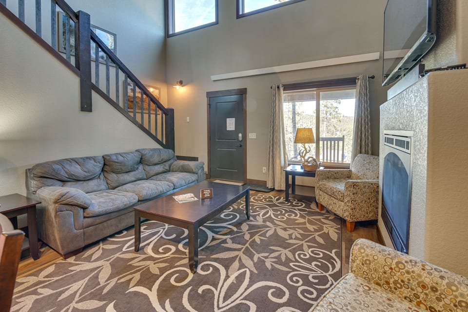 Living Room | Gas Fireplace | Flat-Screen TV