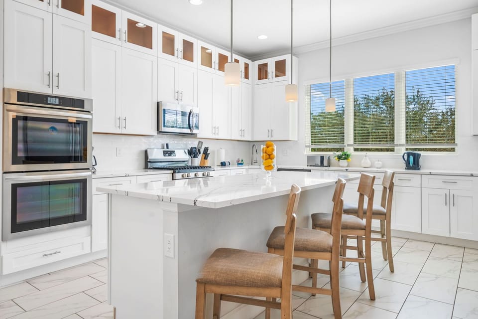 Speedy breakfast? no problem with this homes convenient breakfast bar.