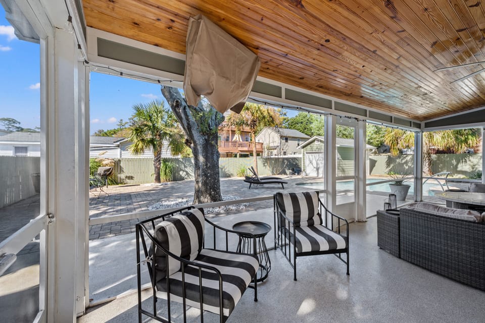 Screened in Patio w/TV