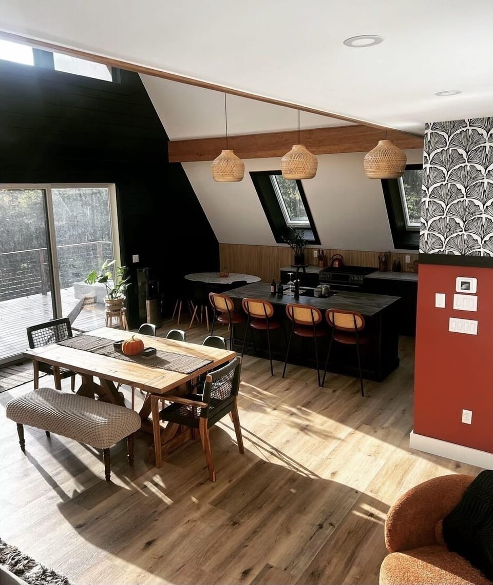 Open floor dining (breakfast nook, island, dining table)