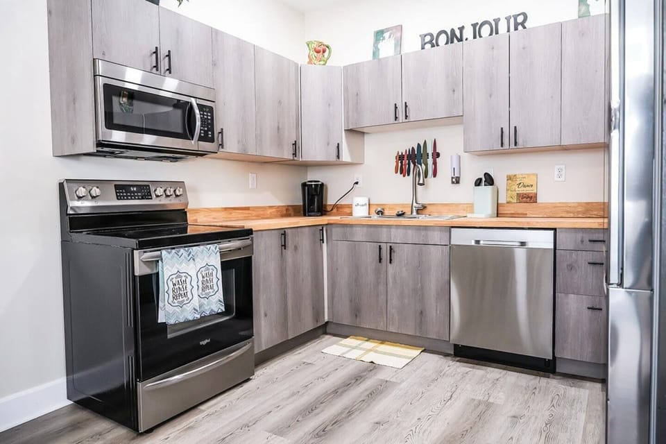 Open kitchen to Dining Room makes sharing easy