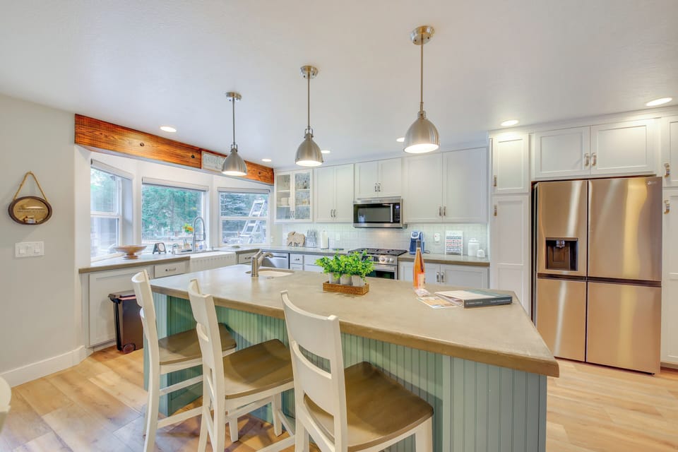 Kitchen | Stainless Steel Appliances w/ Dishwasher | Free WiFi