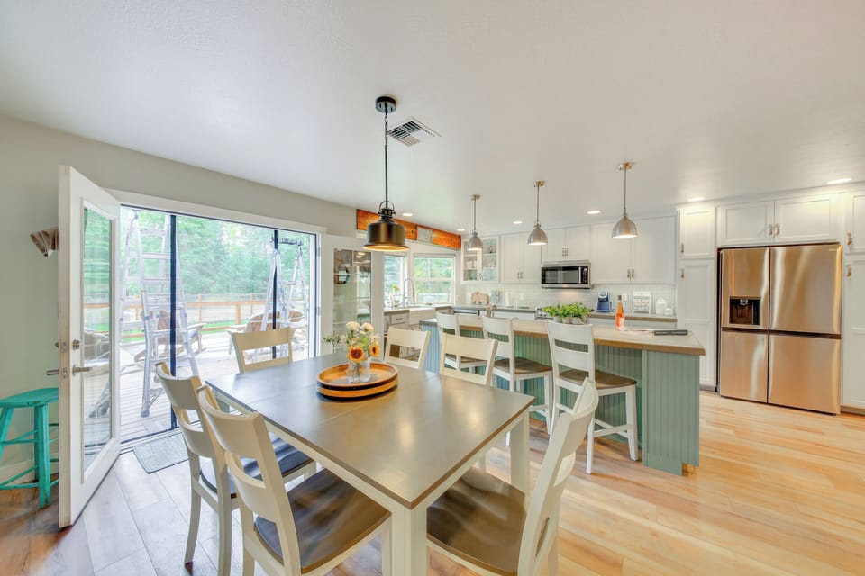 Dining Area | Dining Table | Dishware/Flatware
