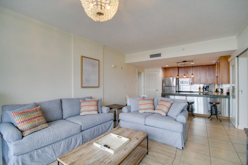 Living Room | Queen Sleeper Sofa | Free WiFi | Smart TV | Central A/C & Heating