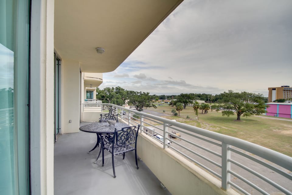 Private Balcony | Seating & Dining