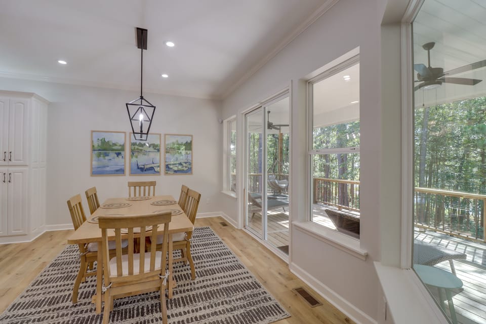 Dining Area | Dishware Provided