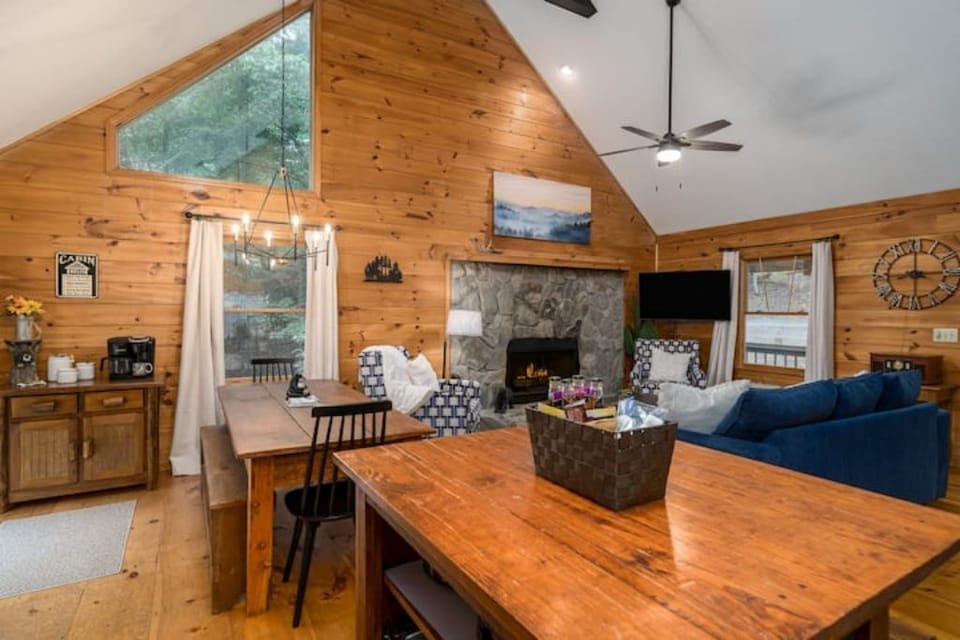 Open and airy floor plan, perfect to gather the whole family for dinner. 