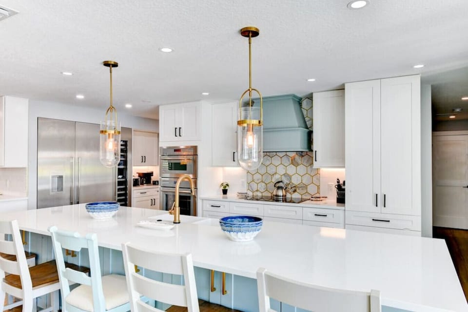 Barstool kitchen island! Dines 5!