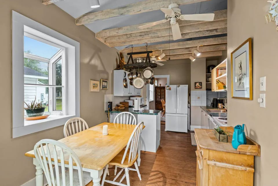 Eat-in kitchen