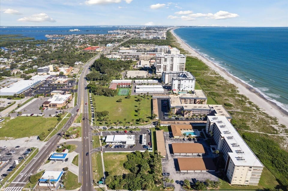 Cocoa Beach w/Spanish Main View.