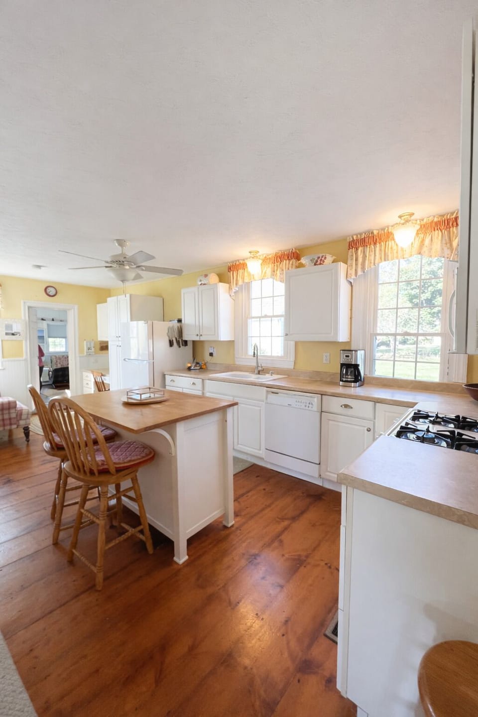 With lots of counter space the kitchen is perfect for cooking and entertaining.
