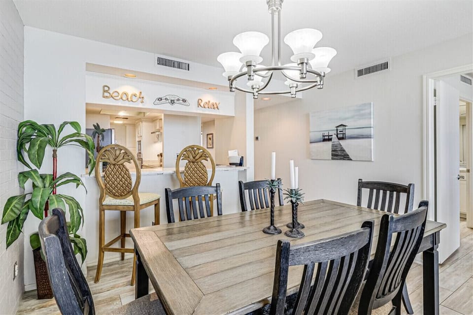 Dining Area with Breakfast Bar