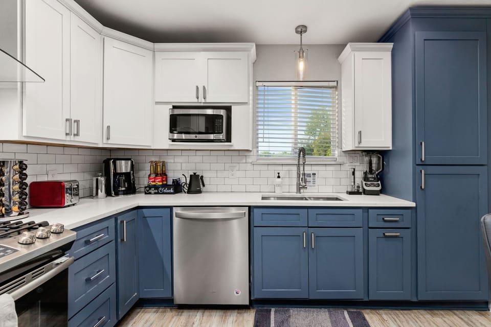 Kitchen: Fully equipped kitchen with major appliances.