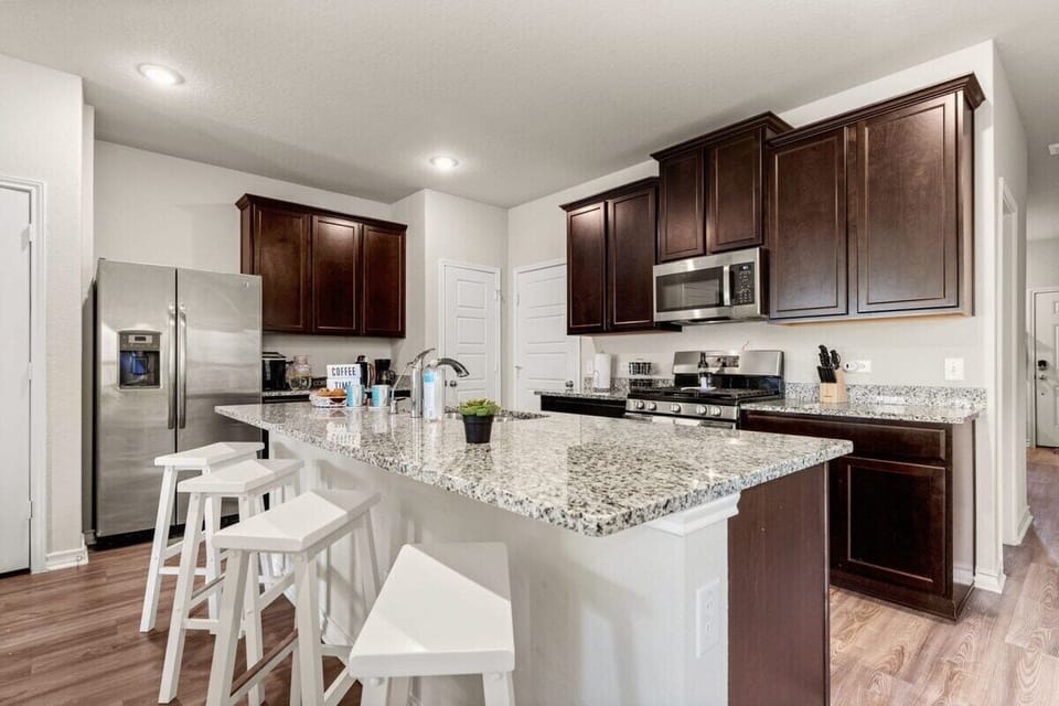 Kitchen: The bar is a great place for morning coffee or tea.