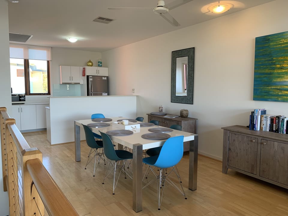 Villa 91 South Shores Resort Normanville - dining and kitchen on upper level