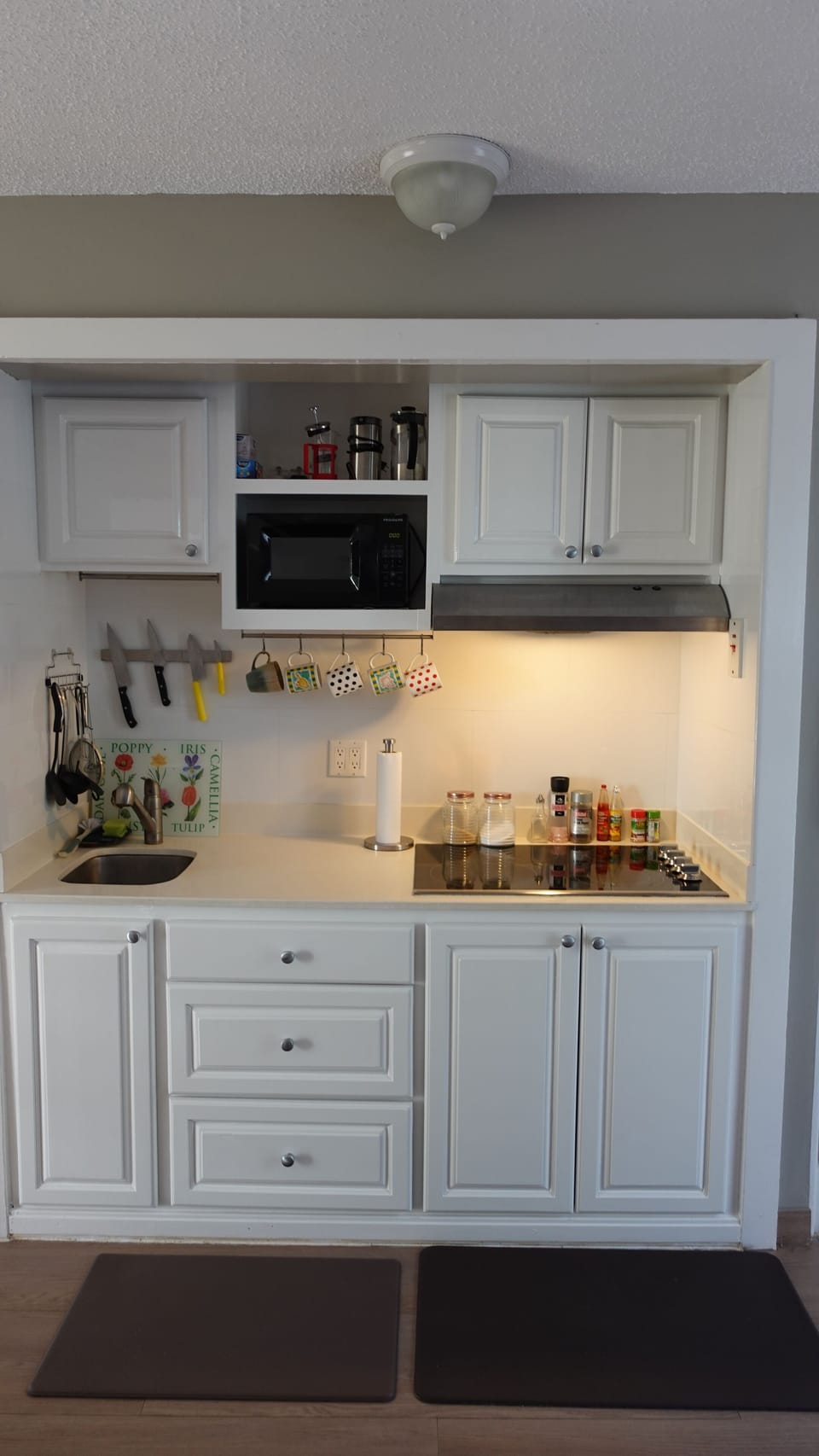 Kitchenette: Microwave, Stove top x 4, toaster, kettle, Drip Coffee, blender