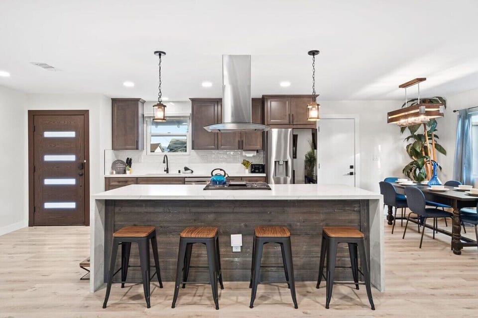 Enjoy a morning coffee at the chic island in our well-equipped kitchen.