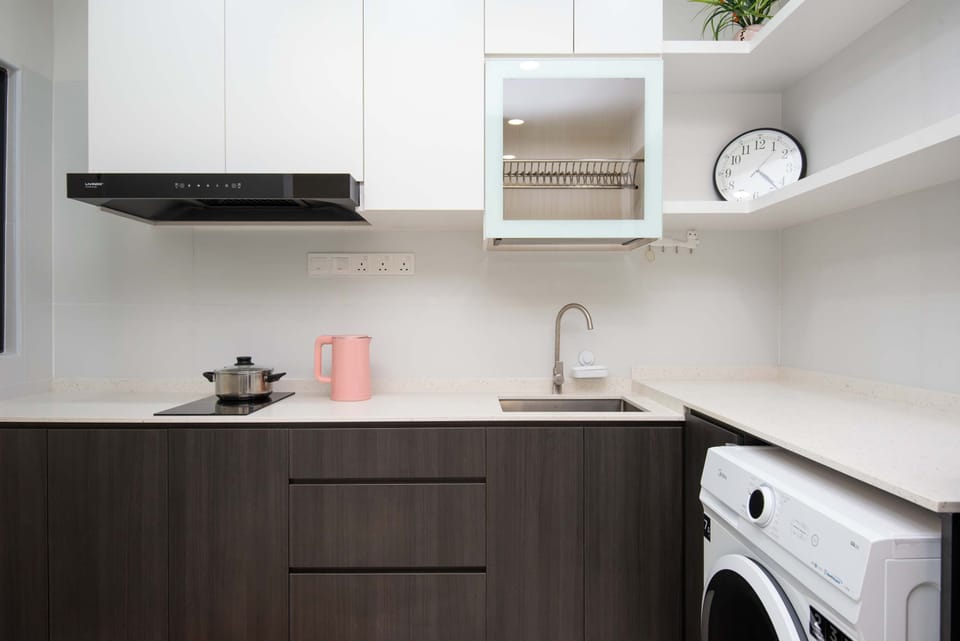 A well and equipped kitchen.