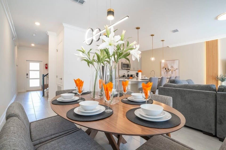 Dinning Table w Six Seats