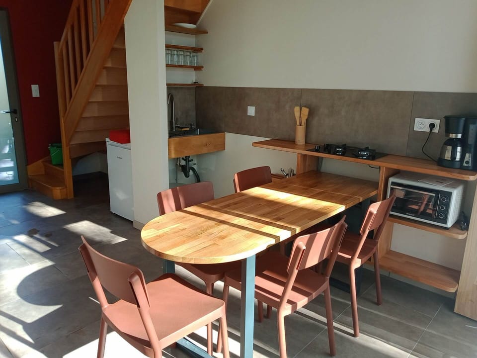 Kitchenette ensoleillée avec vue sur la nature
