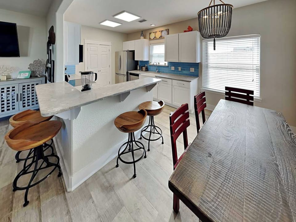 Dining & Kitchen Area - Countertop Seating for 4 - Second Floor