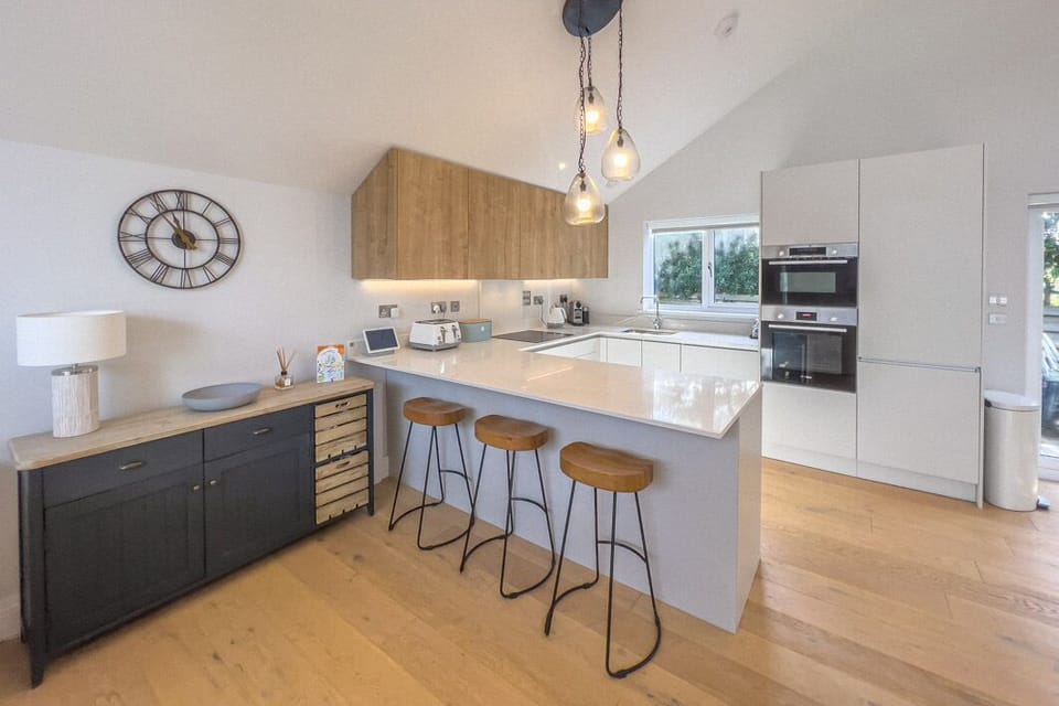 Kitchen with breakfast bar